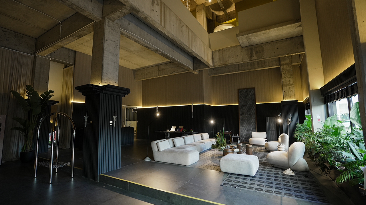 Lobby de Hotel MUCHTEK en Casa FOA: Un espacio exclusivo donde el PVC redefine el maximalismo urbano